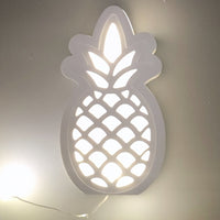 Leuchtende Ananas Silikonform von Easy-Sticks, dekorativ beleuchtet, ideal für kreative Bastelprojekte.