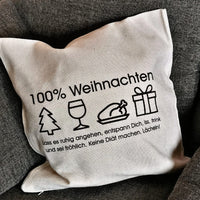 Gemütliches Wohnzimmer-Design inspiriert von der 100% Weihnachten Plotterdatei von easy-sticks, mit einem dekorativen Kissen, das festliche Motive zeigt.