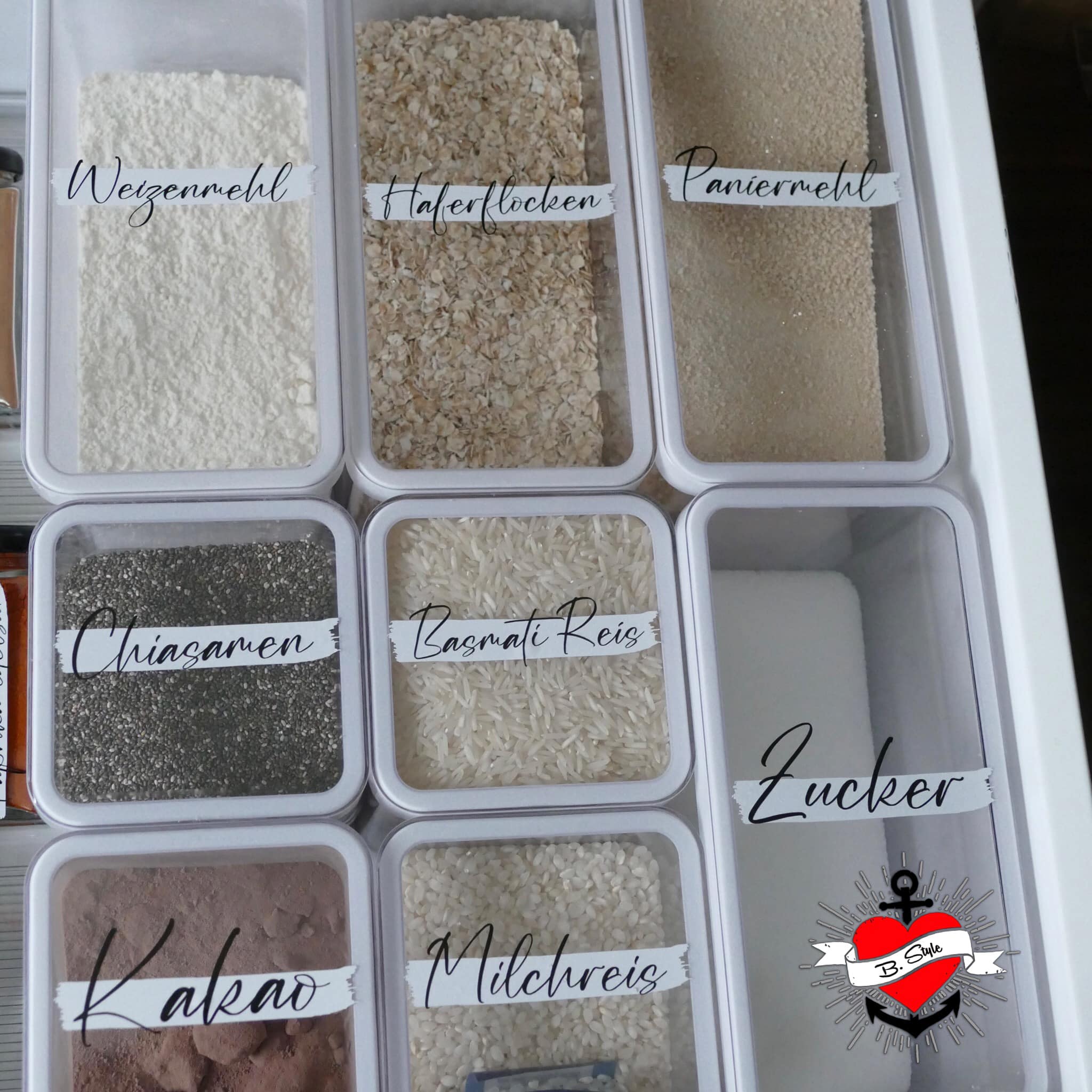 Kreative Vorratshaltung mit beschrifteten Behältern für verschiedene Lebensmittel wie Weizenmehl, Haferflocken und Zucker, designed von easy-sticks und inspiriert von der Laserdatei '138 x Vorratshaltung'. Ideale Lösung für Ihre Küchenorganisation.