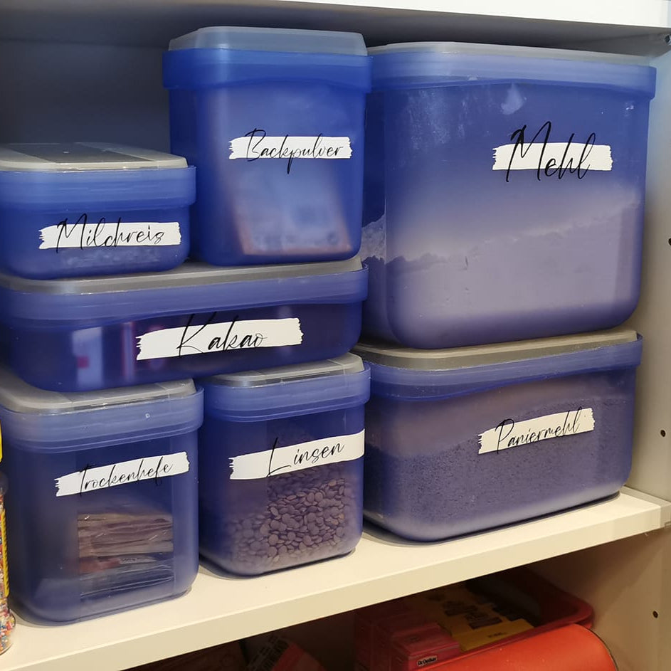 Organisierte Lagerung mit beschrifteten Behältern, inspiriert von der 138 x Vorratshaltung Laserdatei von easy-sticks.