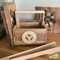 Holzkiste mit dem Aufdruck 'Auftragsgriller', ideal als Geschenk für Männer beim Grillen. Perfekt für kreative Projekte, geschaffen von easy-sticks.