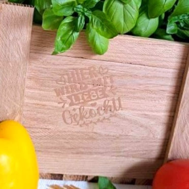 Holzbehälter mit frischen Kräutern und der Botschaft 'Hier wird mit Liebe gekocht' - Ein charmantes Küchenzitat von easy-sticks aus dem Set '10 Sprüche für die Küche'.