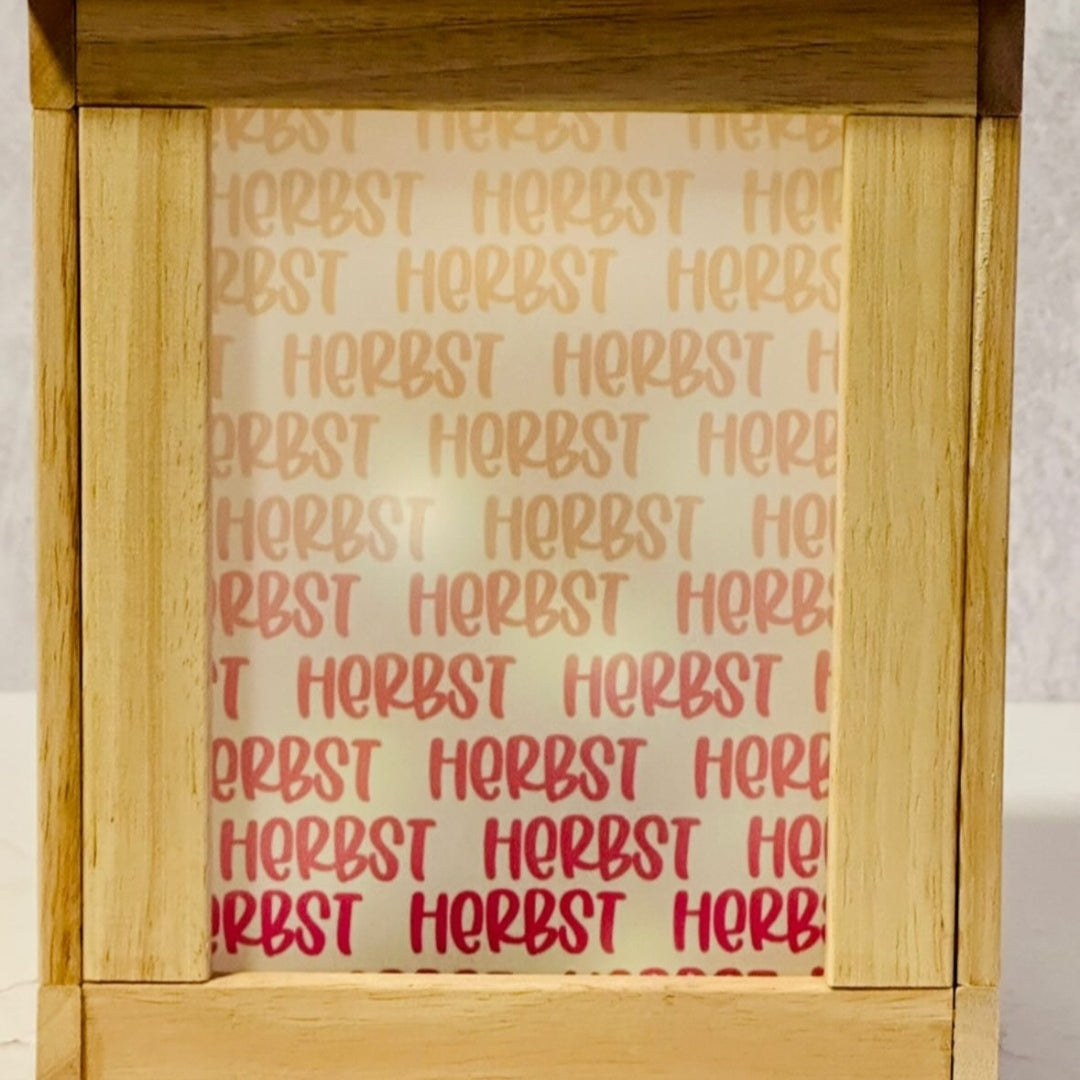 Herbst Liebe Laterne von easy-sticks mit kreativer Schrift, perfektes Dekorationsstück für die herbstliche Saison.