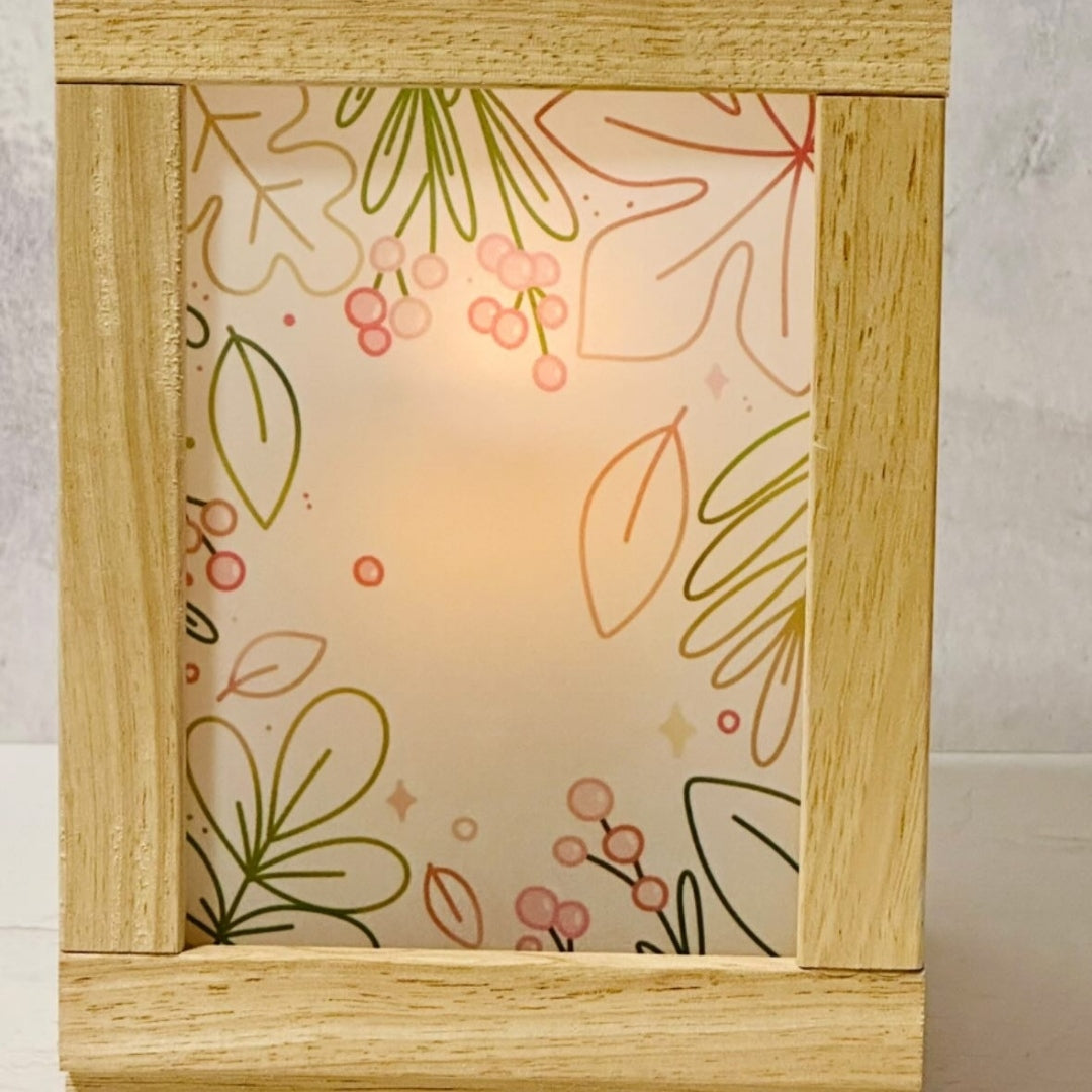 Wunderschöne Herbst Liebe Laterne von easy-sticks mit zarten Pflanzenmotiven, ideal für stimmungsvolles Ambiente und Bastelprojekte.