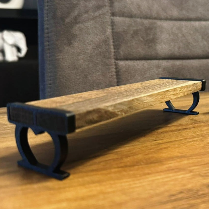 Ein minimalistischer Tisch mit Herz Seitenteile von easy-sticks, aus Holz mit schwarzen 3D-gedruckten Haltern, perfekt für kreative Bastelprojekte.