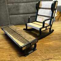 Ein handgefertigter Stuhl mit Tisch, bestehend aus Holz und 3D-gedruckten Seiten von easy-sticks, ideal für DIY-Miniaturmöbel.