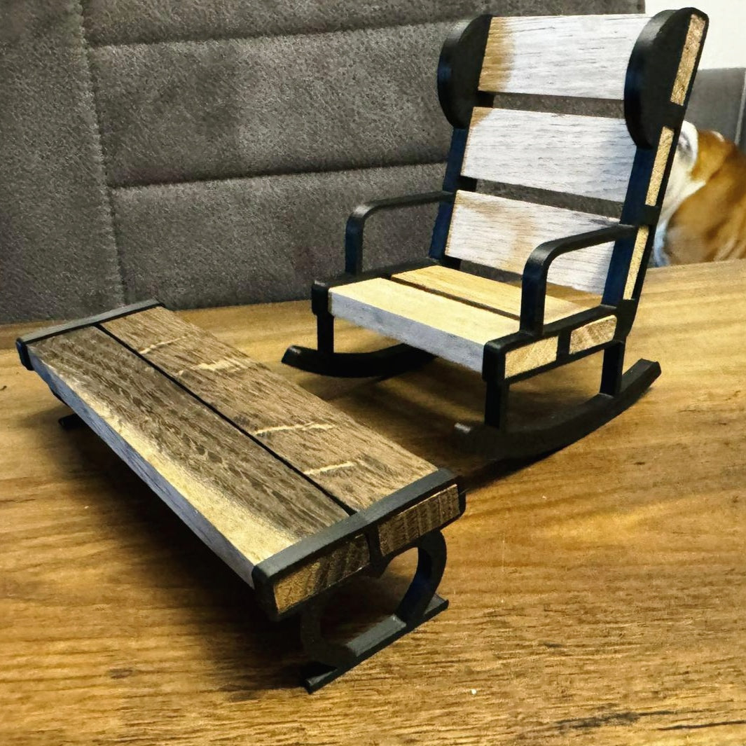 Ein handgefertigter Stuhl mit Tisch, bestehend aus Holz und 3D-gedruckten Seiten von easy-sticks, ideal für DIY-Miniaturmöbel.