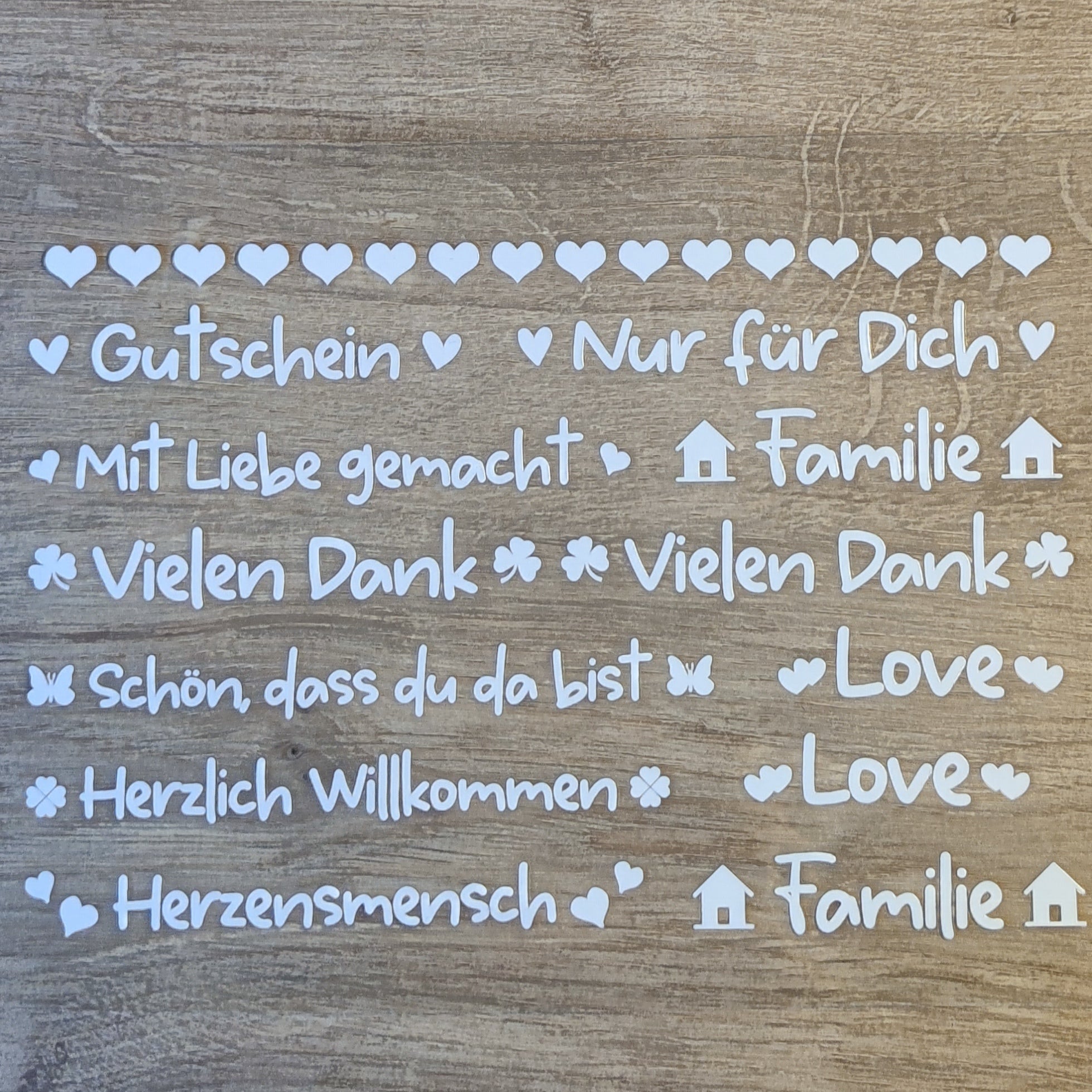 Schöne Präsentation der Easy-Sticks Rub Ons A5 in weiß, umgeben von Holztexturen, ideal für kreative Ausdrucksformen von easy-sticks.