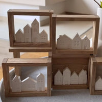 Dekorative weiße Mini-Häuser in Holzrahmen, hergestellt mit der Silikon Gießform Mini Häuser von easy-sticks.