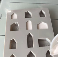 Silikon Gießform Mini Häuser von easy-sticks: Detailaufnahme der Formen mit verschiedenen Hausdesigns, perfekt für kreative Bastelideen.