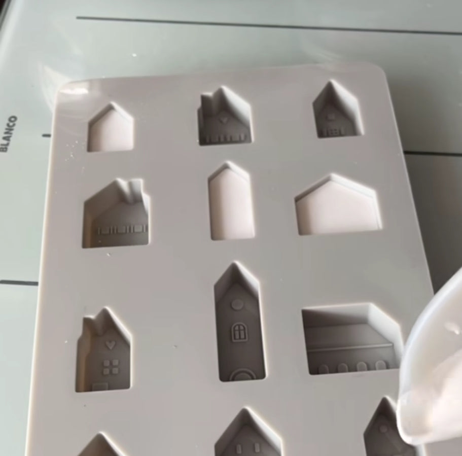 Silikon Gießform Mini Häuser von easy-sticks: Detailaufnahme der Formen mit verschiedenen Hausdesigns, perfekt für kreative Bastelideen.