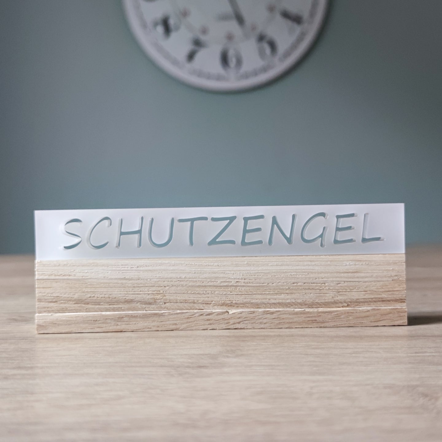 Schutzengel Acryl-Schild von Easy-Sticks, in satiniertem Acryl, präsentiert auf einer Holzunterlage, stilvoll und elegant.