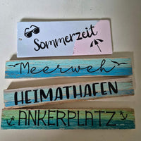 Schöne Holzschilder mit den Ausdrücken 'Sommerzeit', 'Meerweh', 'Heimathafen' und 'Ankerplatz', perfekt für kreative Bastelideen von easy-sticks. Plotter- und Lasergravur Dateien im Sommer-Stil.
