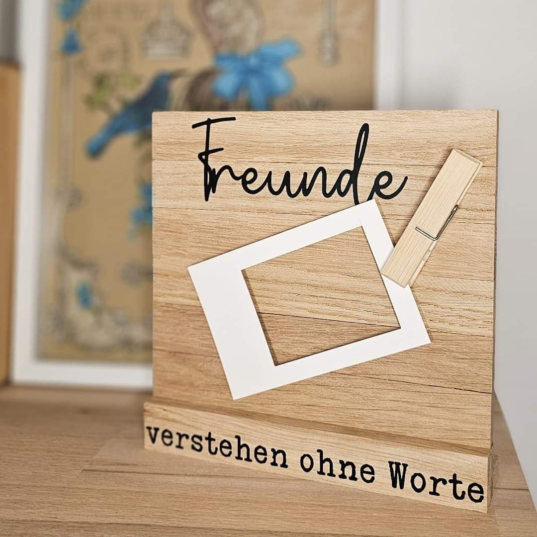Stilvoller Holzaufsteller mit dem Wort 'Freunde' und einem Platz für ein Bild, präsentiert von easy-sticks, perfekt für persönliche Kunstwerke.