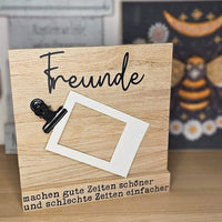 Moderner Holzaufsteller mit dem Schriftzug 'Freunde' und einer Klammer für Fotos, erhältlich bei easy-sticks, ideal für besondere Erinnerungen.