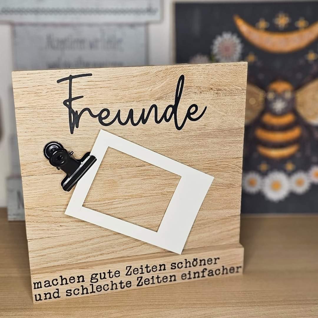 Moderner Holzaufsteller mit dem Schriftzug 'Freunde' und einer Klammer für Fotos, erhältlich bei easy-sticks, ideal für besondere Erinnerungen.