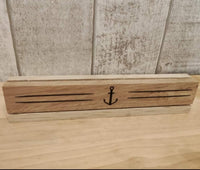 Minimalistische Holzplatte mit Ankergravur, erstellt mit Plotter-& Lasergravur Dateien von easy-sticks.
