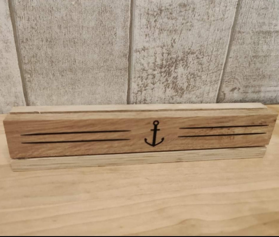Minimalistische Holzplatte mit Ankergravur, erstellt mit Plotter-& Lasergravur Dateien von easy-sticks.