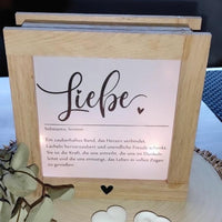 Schöne Lichtbox mit dem Schriftzug 'Liebe', die eine warme Atmosphäre schafft. Ideal für kreative DIY-Projekte mit der LIEBE Laterne und Lichtbox Bastel PDF von easy-sticks. Dekorative Geschenkidee für jedes Zuhause.