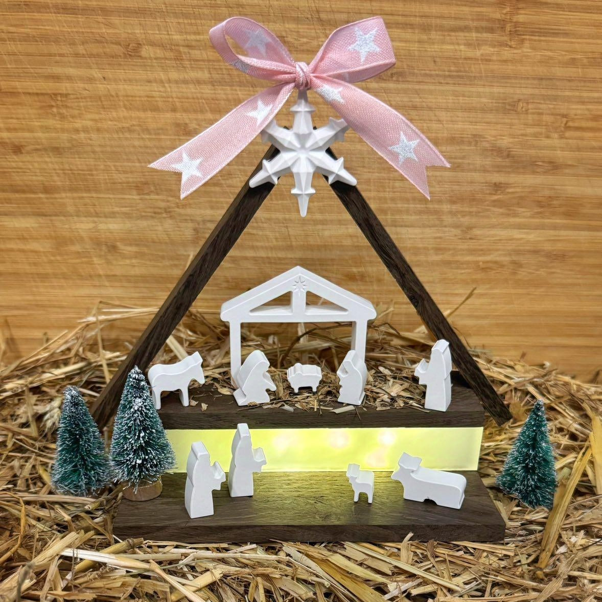 Kreative Silikon Weihnachtskrippe von easy-sticks, dekoriertes Arrangement mit Holzstruktur und Lichter, festliche Weihnachtsstimmung.