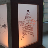 Schöne Dekoration mit dem Goldene Randlose Rub On UV Sticker von easy-sticks. Ein leuchtender Lampenschirm aus Holz zeigt die stilvollen Aufkleber mit Wörtern wie „Zuhause“ und „Glaube“, perfekt für festliche Anlässe.