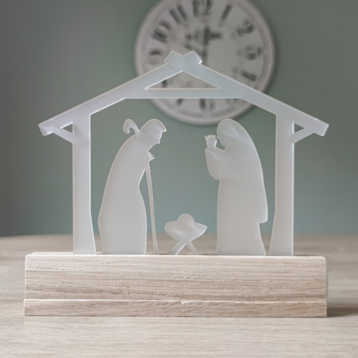 Elegante Acryl Krippe von Easy-Sticks - perfekt für Weihnachtsdekoration, zeigt die Heilige Familie in einer stilvollen und modernen Ausführung.