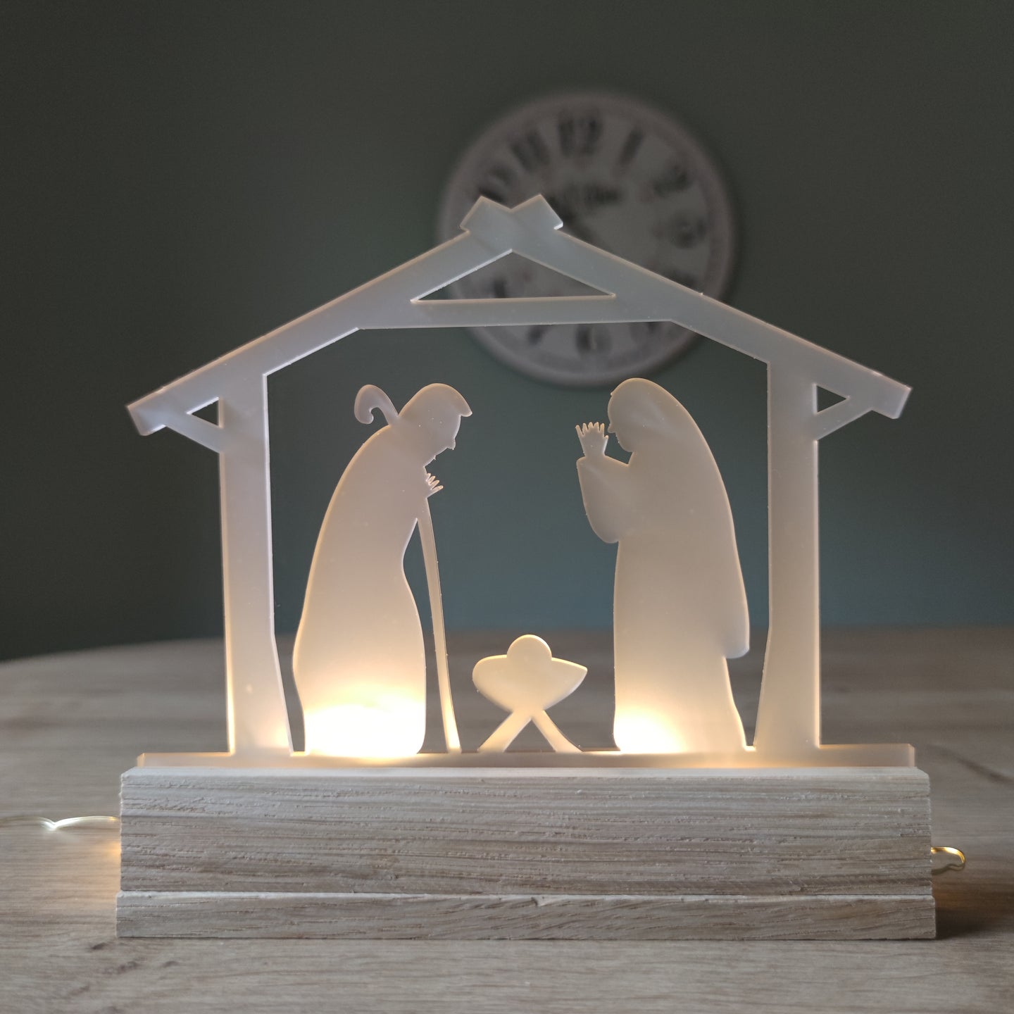 Zauberhafte, satiniert Acryl Weihnachtskrippe von Easy-Sticks - stilvolles Dekorationsstück, das die traditionelle Weihnachtsgeschichte darstellt, ideal für festliche Anlässe.