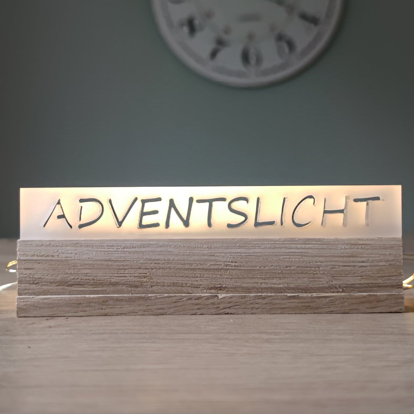 ADVENTSLICHT von Easy-Sticks - stilvolles, satiniertes Acryllicht auf Holzbasis, perfekt für die Adventszeit, strahlt Wärme aus und ergänzt jede festliche Dekoration.