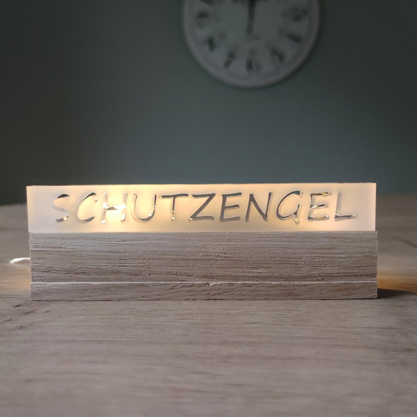 Hübsche Acryl-Schild mit der Aufschrift 'SCHUTZENGEL', gefertigt von Easy-Sticks. Das Schild vermittelt eine sanfte Leuchteffekt und hat die Abmessungen 16 x 2,2 x 0,8 cm. Perfekt für Dekoration oder als Geschenk.