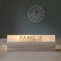 Acryl Easy-Sticks "Familie" von Easy-Sticks, stilvolle dekorative Elemente mit satiniertem Design, präsentiert auf einem Holzsockel, beleuchtet und perfekt für Heimdekoration, die die Botschaft der Familie feiert.