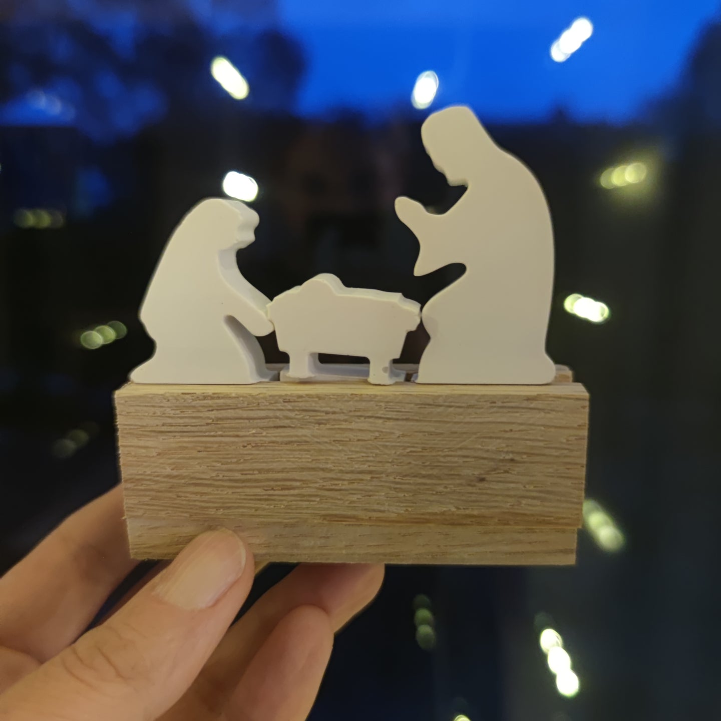 Weihnachtliche Krippe Gießform von easy-sticks, detailgenau gestaltet in Deutschland, zeigt die Figuren Josef und Maria in einem kreativen DIY-Projekt für festliche Dekoration.