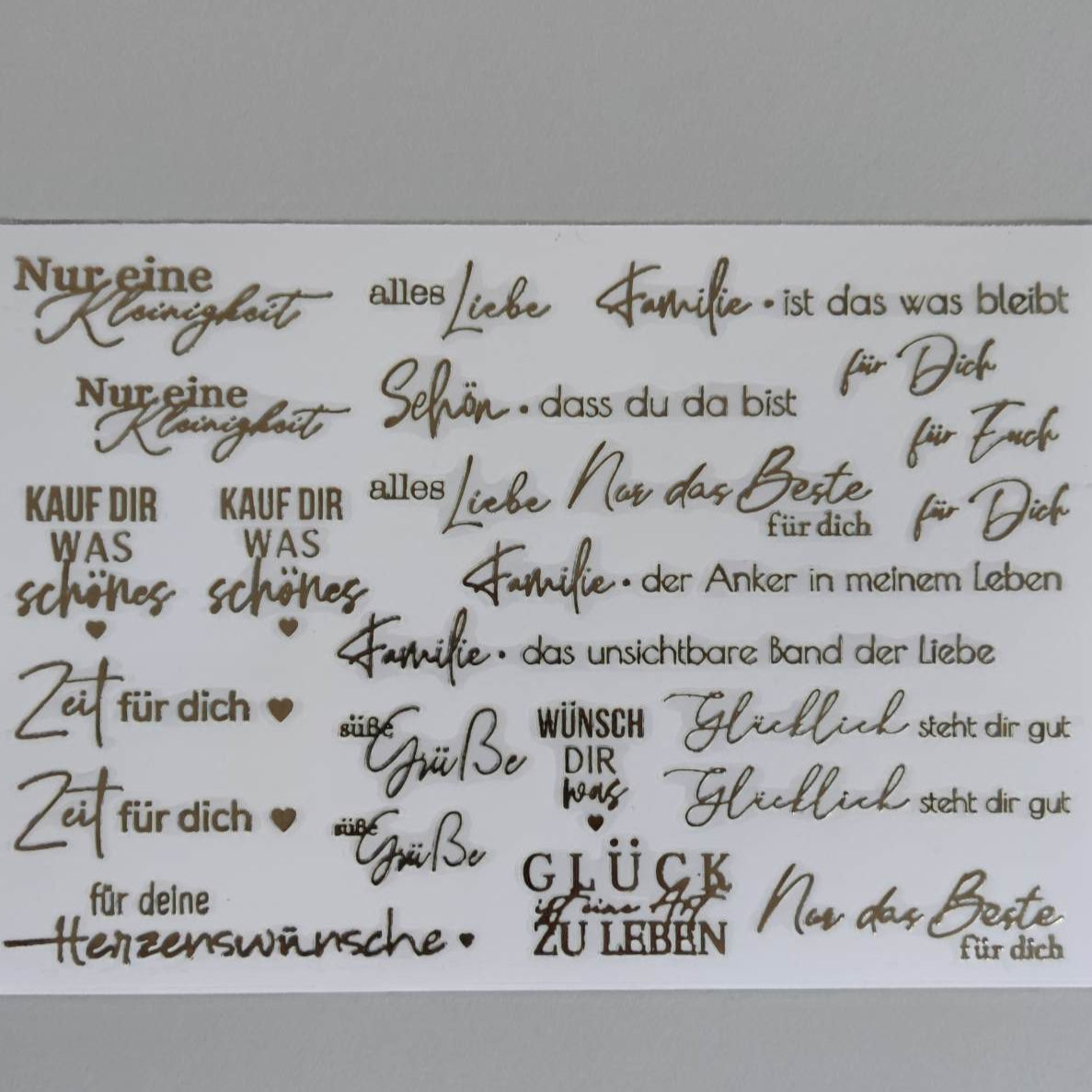 Goldene Rub On Sticker A5 von easy-sticks, vielseitige Sprüche und Designs für kreative Projekte; perfekt, um persönliche Akzente zu setzen.