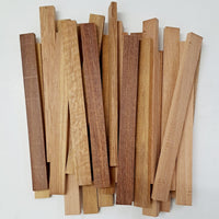 Eine ansprechende Anordnung von Easy-Sticks Long aus Cumaru Holz von Easy-Sticks, ideal zum Basteln, zeigt die verschiedenen Holzfarbtöne.