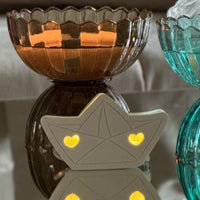 Leuchtendes Silikon-Boot Lichtobjekt von Easy-Sticks auf einem eleganten Tisch. Ideal für kreative Deko-Projekte und Geschenke.