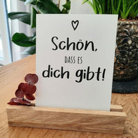 Postkarte mit dem motivierenden Spruch 'Schön, dass es dich gibt!' auf einem Holzständer, präsentiert von easy-sticks im 6er Set Herzensmensch, Alles Liebe, Alles Gute.
