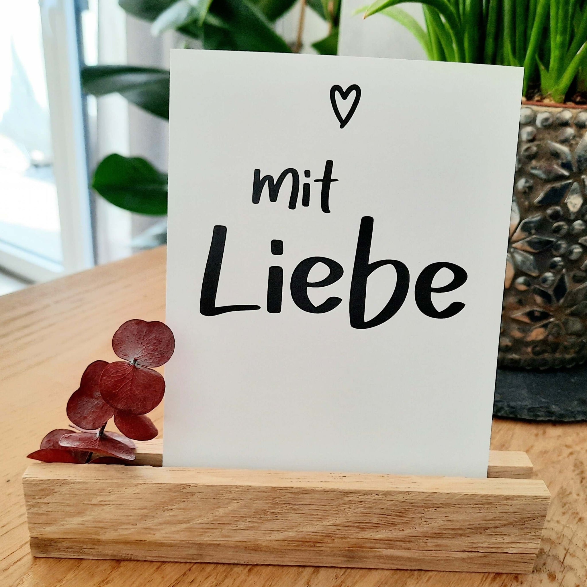 Postkarte mit dem liebevollen Schriftzug 'mit Liebe' auf einem Holzständer, angeboten von easy-sticks im 6er Set Herzensmensch, Alles Liebe, Alles Gute.