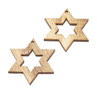 Rustikale Holzsterne zum Aufhängen von easy-sticks, perfekt für Weihnachten und jede Jahreszeit. Die Sterne sind kunstvoll gefertigt und verleihen jedem Raum eine einladende Atmosphäre. Set bestehend aus 4 Stück, 4 cm groß.