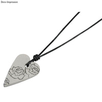 Schöner Anhänger in Herzform mit Rosenmuster, Rayher Gießform: Anhänger Herz von easy-sticks, ideal als kreatives Schmuckstück.