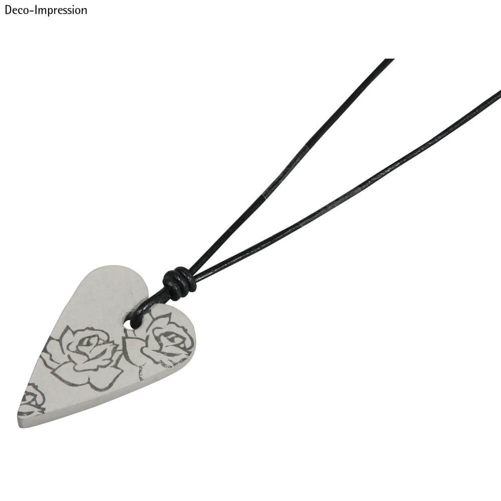 Schöner Anhänger in Herzform mit Rosenmuster, Rayher Gießform: Anhänger Herz von easy-sticks, ideal als kreatives Schmuckstück.