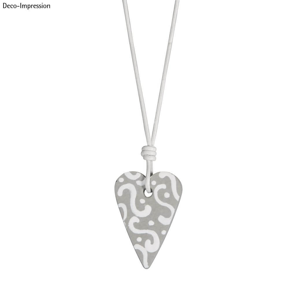 Eine stilvolle Herzanhänger von Rayher Gießform, gefertigt aus grauem Material mit einem eleganten weißen Muster, ideal für kreative Schmuckprojekte von easy-sticks.