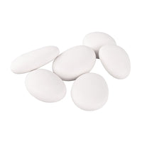 Silikonform Steine von Easy-Sticks, zeigt die gegossenen weißen Steine, die vielseitig für Tisch- und Gartendekorationen eingesetzt werden können.