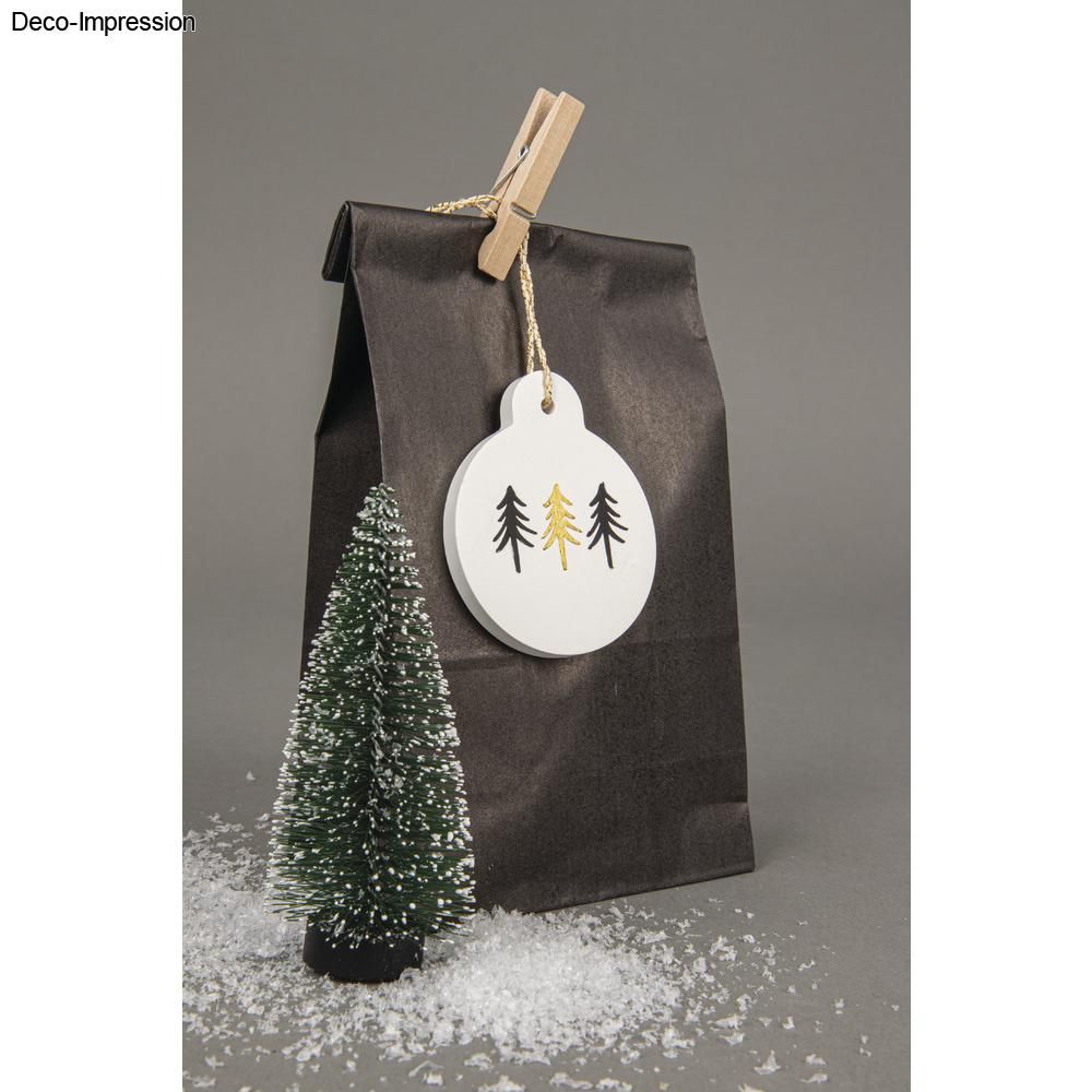 Kreative Geschenkverpackung mit Deko-Anhänger von easy-sticks, Silikon-Gießform, zeigt stilisierte Tannenbäume in weiß und gold, umgeben von Kunstschnee.