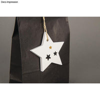 Wundervoller Deko-Anhänger von easy-sticks, Silikon-Gießform in Sternform, dekoriert mit goldenen und schwarzen Sternmotiven, an einer Geschenkverpackung befestigt.