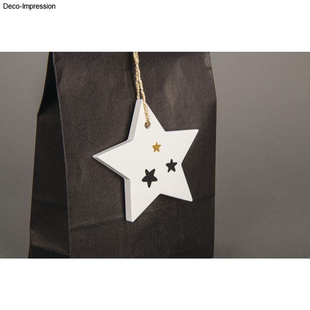 Wundervoller Deko-Anhänger von easy-sticks, Silikon-Gießform in Sternform, dekoriert mit goldenen und schwarzen Sternmotiven, an einer Geschenkverpackung befestigt.