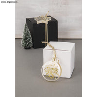 Weihnachtsschmuck aus Silikon-Gießform von easy-sticks, zauberhafte Deko-Anhänger in Form einer Weihnachtskugel, verziert mit goldenen Sternen, auf einem Geschenk präsentiert.