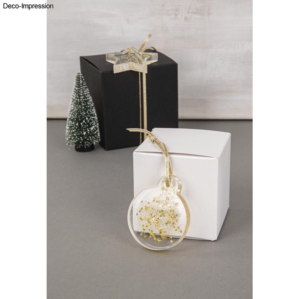 Weihnachtsschmuck aus Silikon-Gießform von easy-sticks, zauberhafte Deko-Anhänger in Form einer Weihnachtskugel, verziert mit goldenen Sternen, auf einem Geschenk präsentiert.