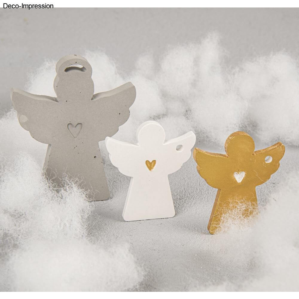 Drei dekorative Engel-Anhänger aus unterschiedlichen Materialien, in Grau, Weiß und Gold, kunstvoll gestaltet mit Herzen, präsentiert von easy-sticks in der Rayher Silikon Gießform Engel + Flügel.