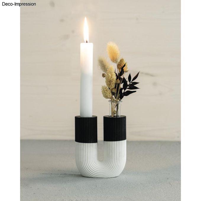 Kreatives Design der Silikonform - Vase U-Form geriffelt mit 2 Reagenzgläsern von Easy-Sticks, präsentiert mit einer Kerze und Trockenblumen für stilvolle Dekoration.