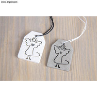 Zwei Anhänger in Form von Etiketten aus der Silikon Gießform Mini-Anhänger von easy-sticks, einer mit einem Engelmotiv.