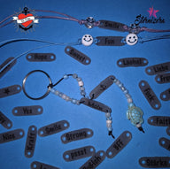 Vielfältige Armbänder und Schlüsselanhänger mit lächelnden Gesichtern und inspirierenden Worten, die aus der Anhänger Teilchen Plotter- und Laserdatei von easy-sticks erstellt wurden.